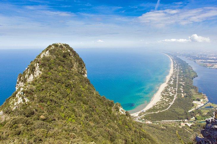 Vista de la playa y la Laguna de Sabaudia desde el Monte Circeo