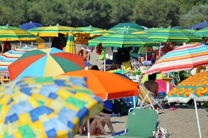 Día concurrido en la playa en Civitavecchia