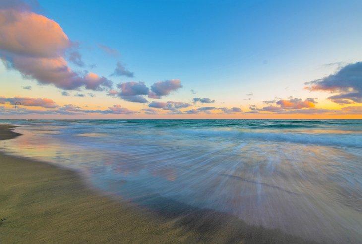 La playa de Fregene durante el atardecer