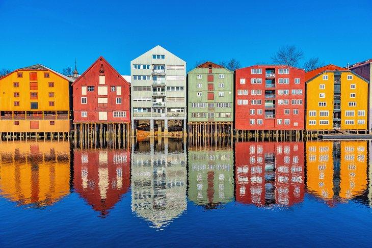 Bâtiments colorés sur la rivière Nidelv à Trondheim
