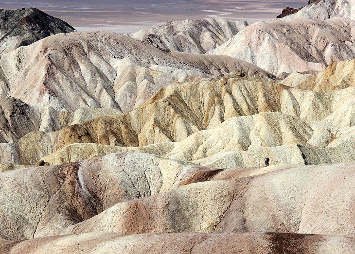 Caminatas en el Cañón Dorado, Gower Gulch, y Badlands en el Parque Nacional Death Valley