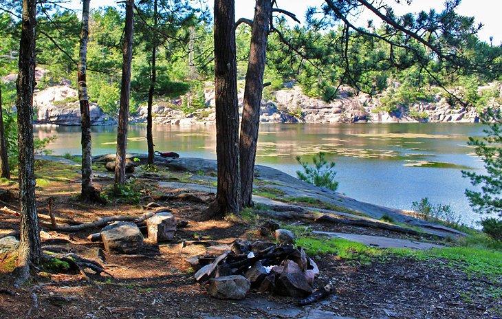 Camping en el Lago Sheguiandah, Sendero La Cloche Silhouette