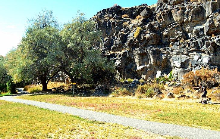 Jugador de Disc Golf en el Parque del Condado de Rock Creek