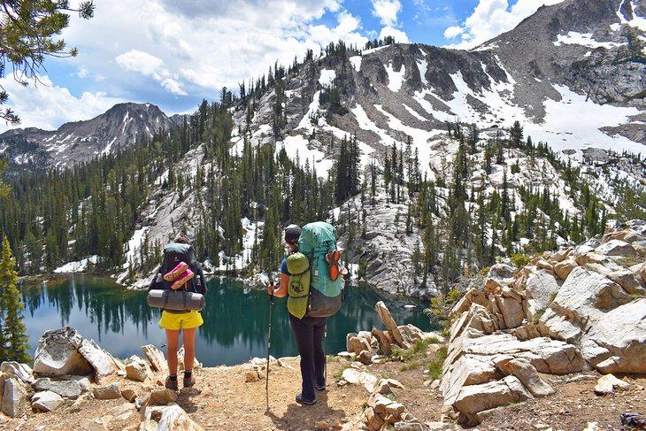 Senderistas disfrutando de la vista en el Área Nacional de Recreación Sawtooth