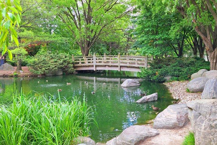 Estanque y puente en el Parque Kariya