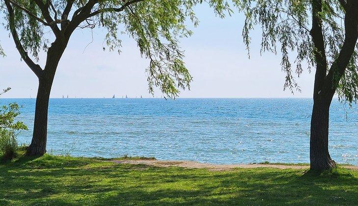 Parque J.C. Saddington a lo largo de las costas del Lago Ontario