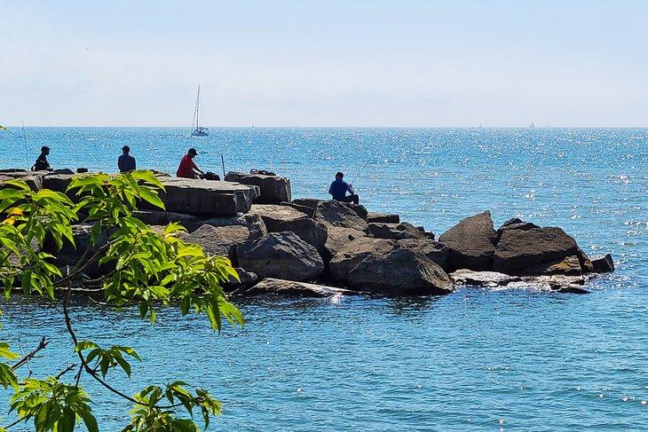 Pescadores en el Parque J.C. Saddington