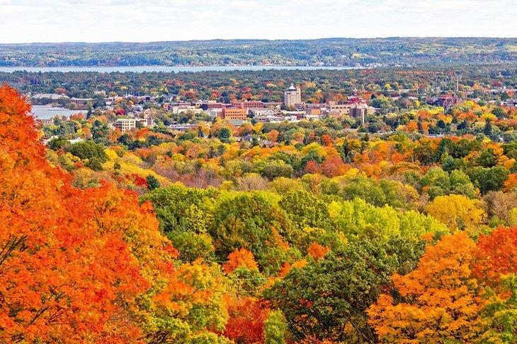 Vista de Traverse City en otoño