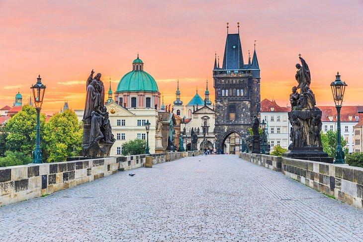 Pont Charles à Prague au coucher du soleil