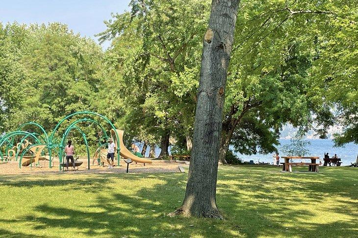 A aire de jeux en bord de plage à Bear Creek