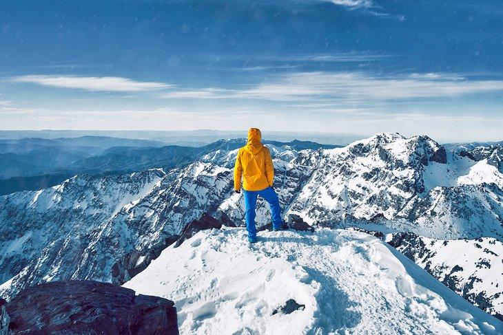 Grimpeur au sommet enneigé du Jebel Toubkal