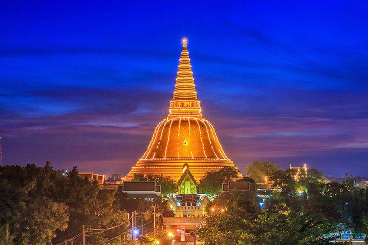 Phra Pathom Chedi illuminé pour le festival