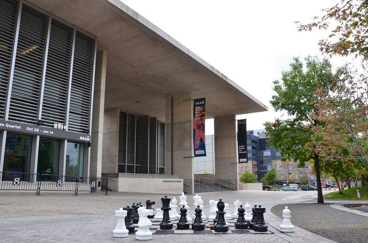 Juego de ajedrez afuera del Museo de Arte de Grand Rapids