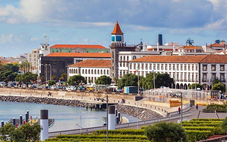 Frente al puerto y Barrio Histórico