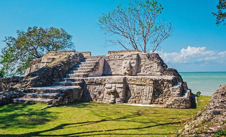 Küsten-Maya-Ruinen in Cerros