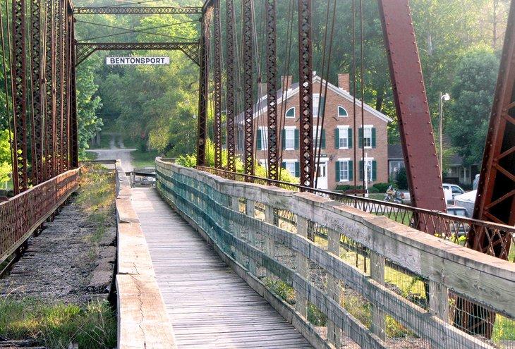 Pont piétonnier converti traversant la rivière Des Moines