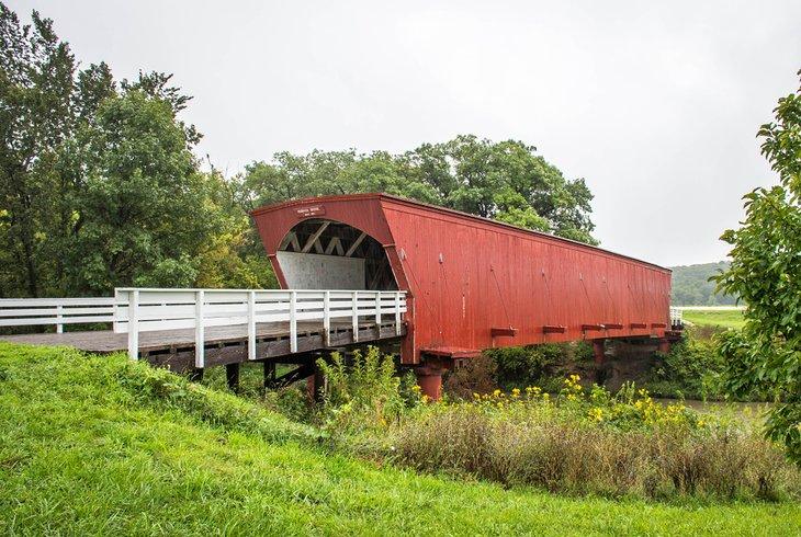 Le pont couvert historique Hogback à Winterset