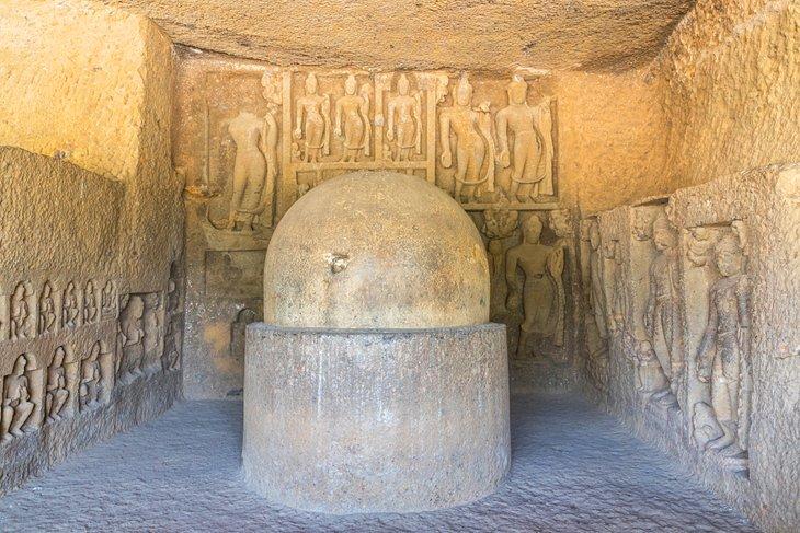 Sculptures sur pierre dans une grotte de Kanheri
