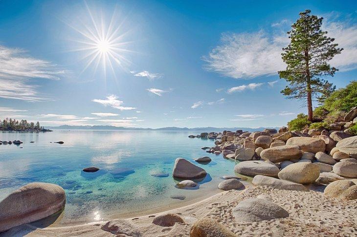 Plage de la costa est du lac Tahoe