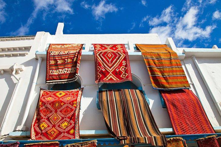 Alfombras tradicionales en el barrio del souk de Kairouan