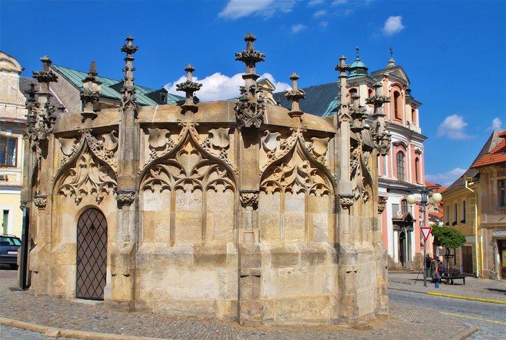 Fuente de Piedra Gótica en la Plaza Rejsek