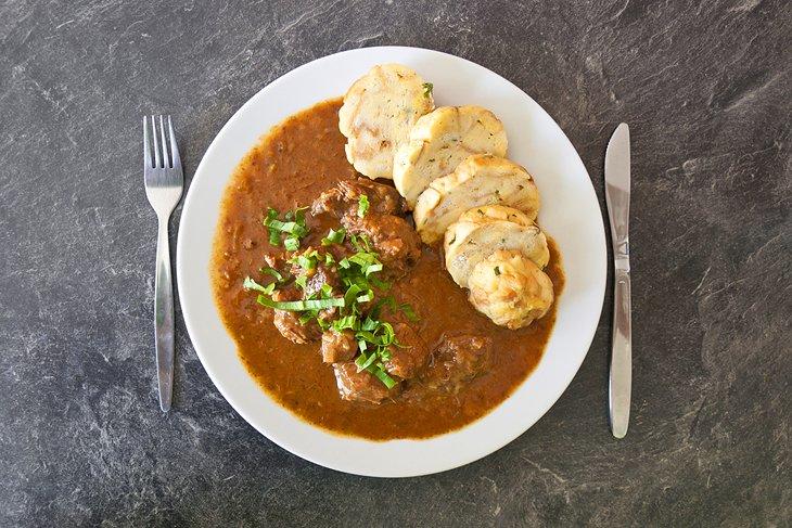 Repas traditionnel tchèque de goulasch de boeuf et de knedliky