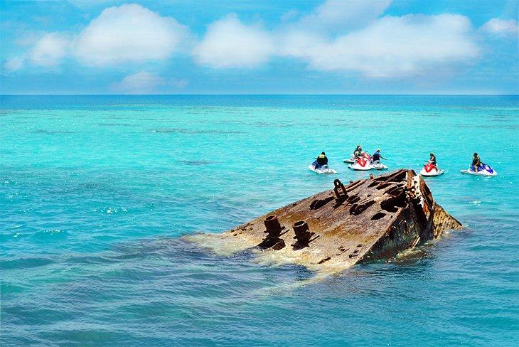 Naufragio parcialmente sumergido en las aguas de Bermudas