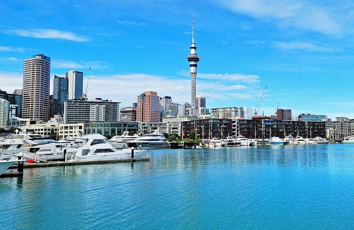 Le front de mer d'Auckland et la Sky Tower