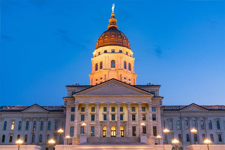 Bâtiment du Capitole de l'État du Kansas la nuit