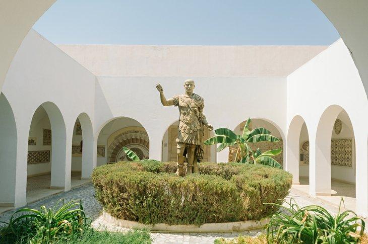 Estatua en el patio del Museo Arqueológico de El Jem