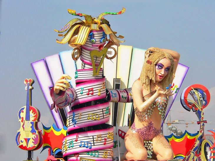 Figuras de papel maché en el carnaval de Viareggio