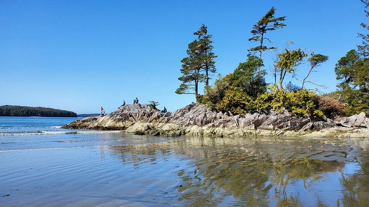 Senderistas en un punto en Tonquin Beach
