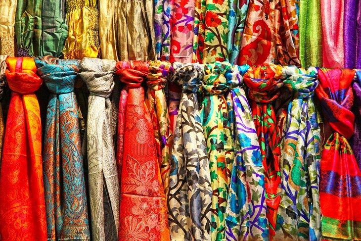 Exhibición de bufandas de seda