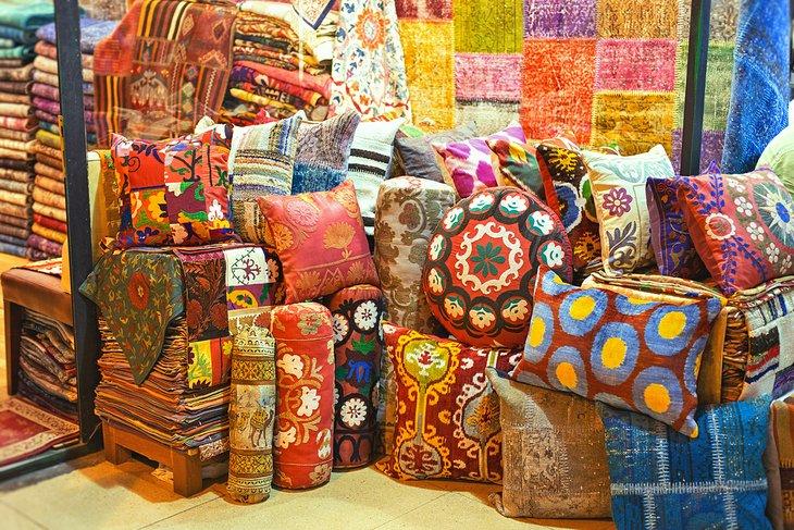 Cojines coloridos en exhibición en el Gran Bazar