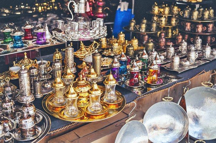 Juego de té y café fuera de una tienda del Gran Bazar