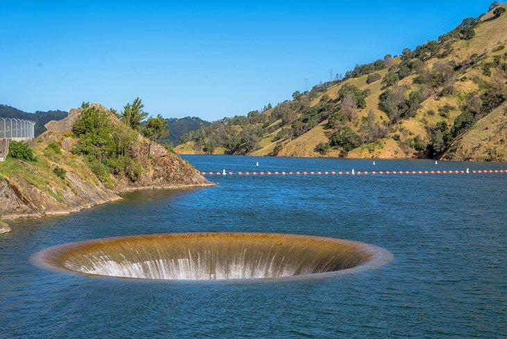 Mañana Glory Spillway en Lake Berryessa