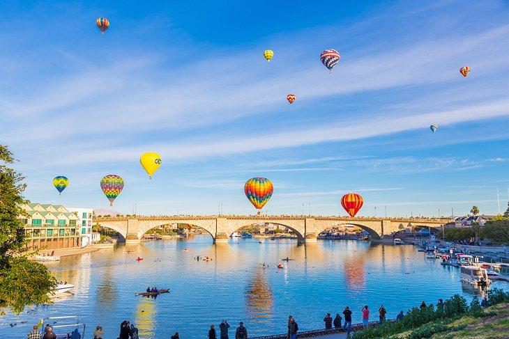 London Bridge que atraviesa Lake Havasu con globos de aire caliente