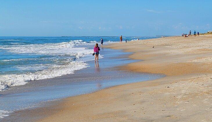 Personas caminando en la playa en Wrightsville Beach