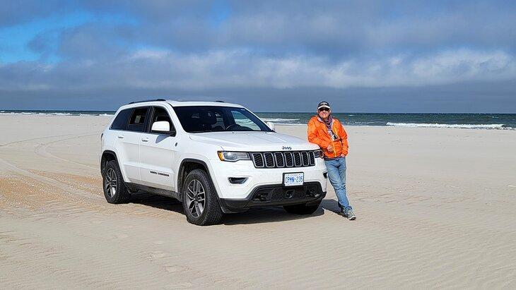 El autor Michael Law conduciendo en la playa de Ocracoke