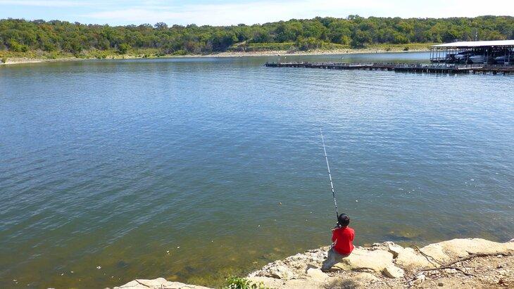 Niño pescando en el Lago Texoma, Texas