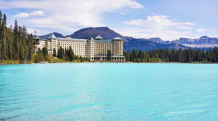 Chateau Lake Louise en la orilla del Lago Louise