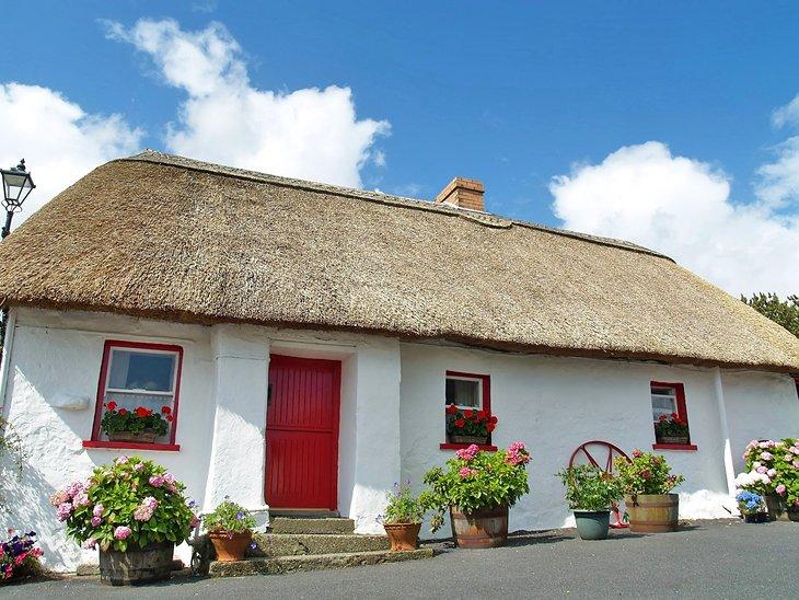 Cabaña tradicional irlandesa con techo de paja, Condado de Waterford