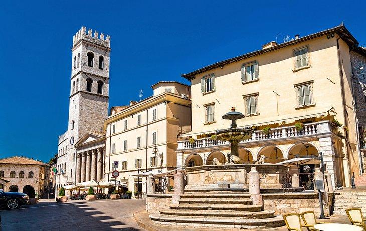 Piazza del Comune y la Torre del Pueblo