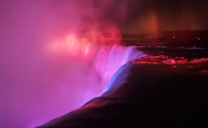 Niagara Falls iluminada en colores por la noche