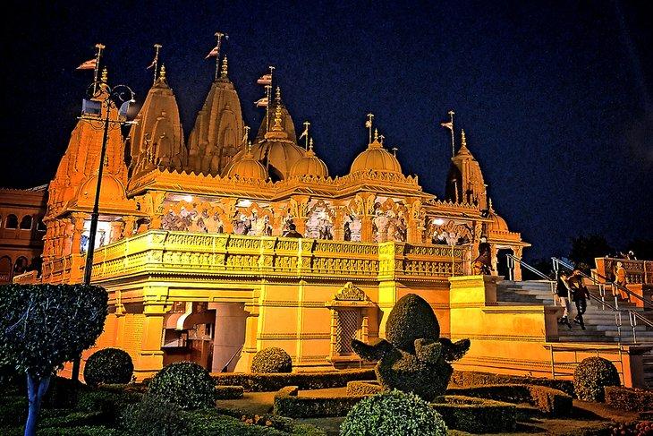 Templo Akshardham en Jaipur por la noche