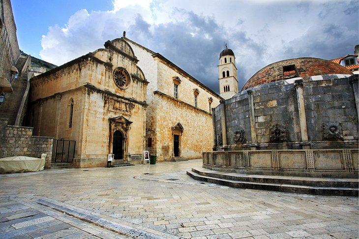 La Gran Fuente de Onofrio y la Iglesia de San Salvador