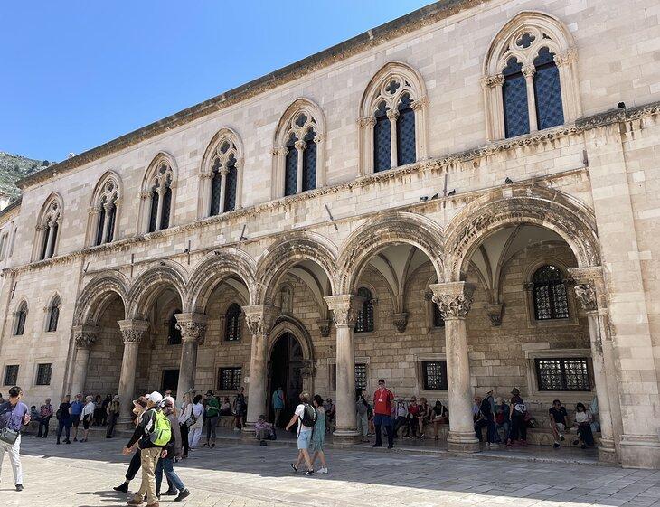 Turistas en el Palacio del Rector y Museo Cultural Histórico