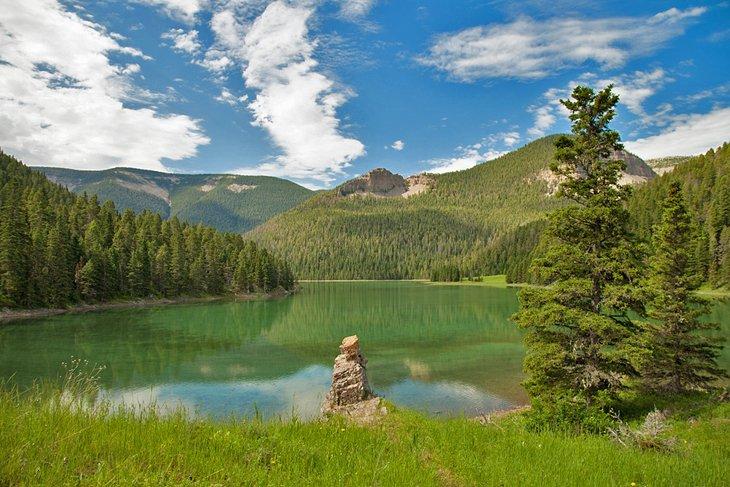 Lago Crystal cerca del cabezal del sendero para las Cuevas de Hielo