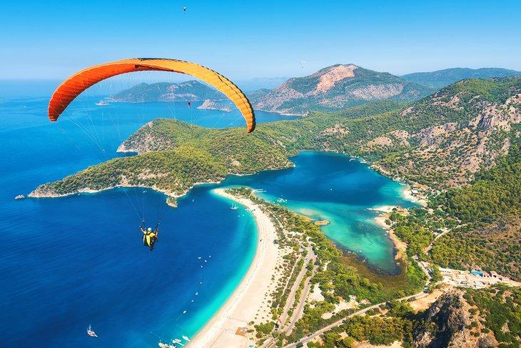 Parapente au-dessus de la Lagune d'Ölüdeniz