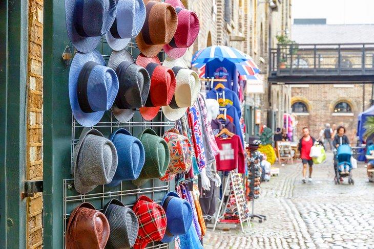 Sombreros a la venta en el Mercado de Camden